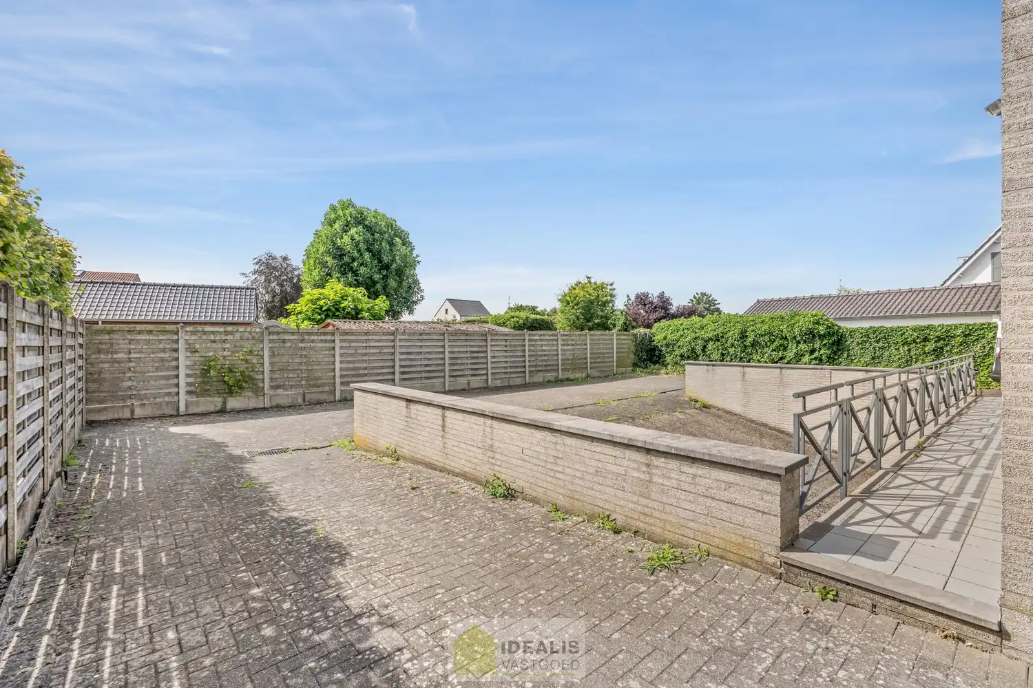 IDEALIS VASTGOED – Handelsruimte/showroom met 2 appartementen gelegen op een perceel van 6a 47ca op een commerciële zichtlocatie op het ‘Lindel’. foto 8