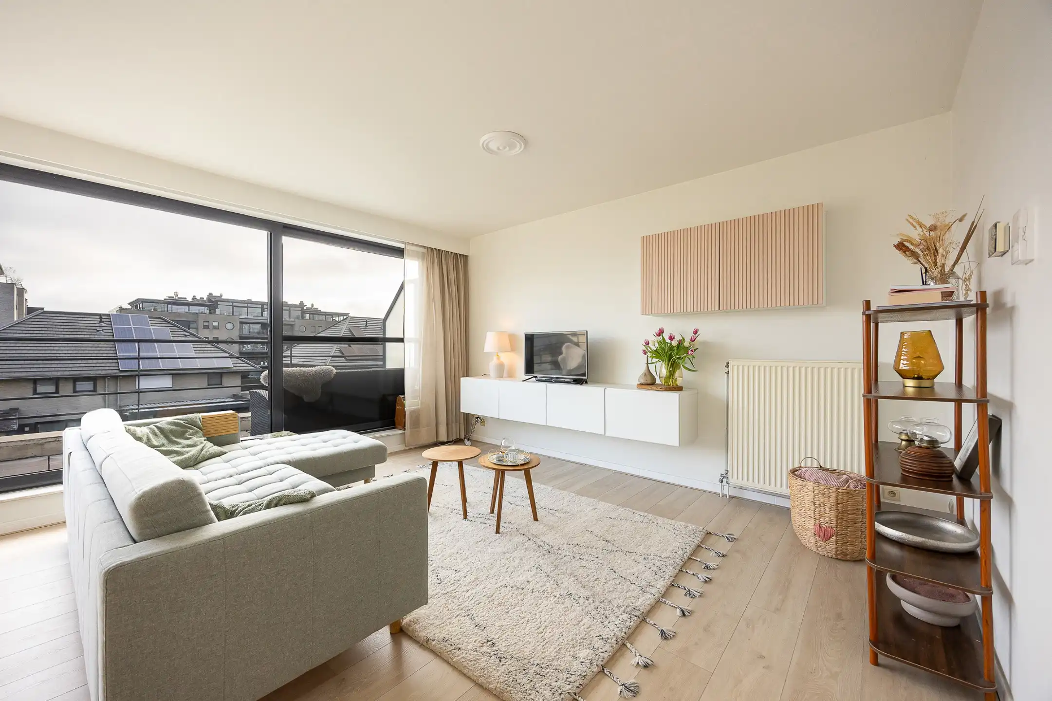 Centraal gelegen 2 slpk app met ruim terras en staanplaats. foto 2