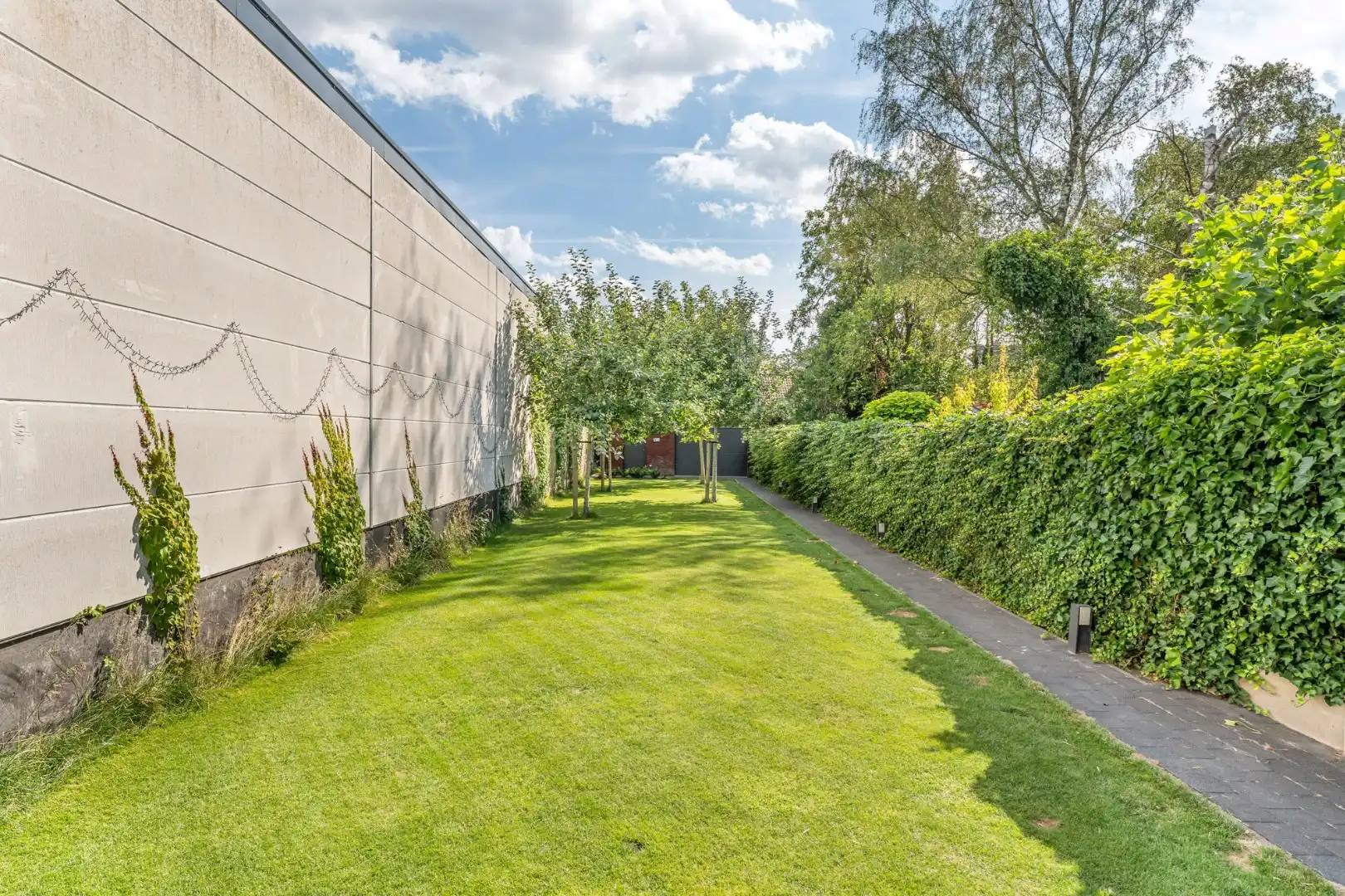Unieke, hoogwaardig afgewerkte stadswoning op een ruim perceel mét ruime garage bereikbaar langs de achterzijde! foto 24
