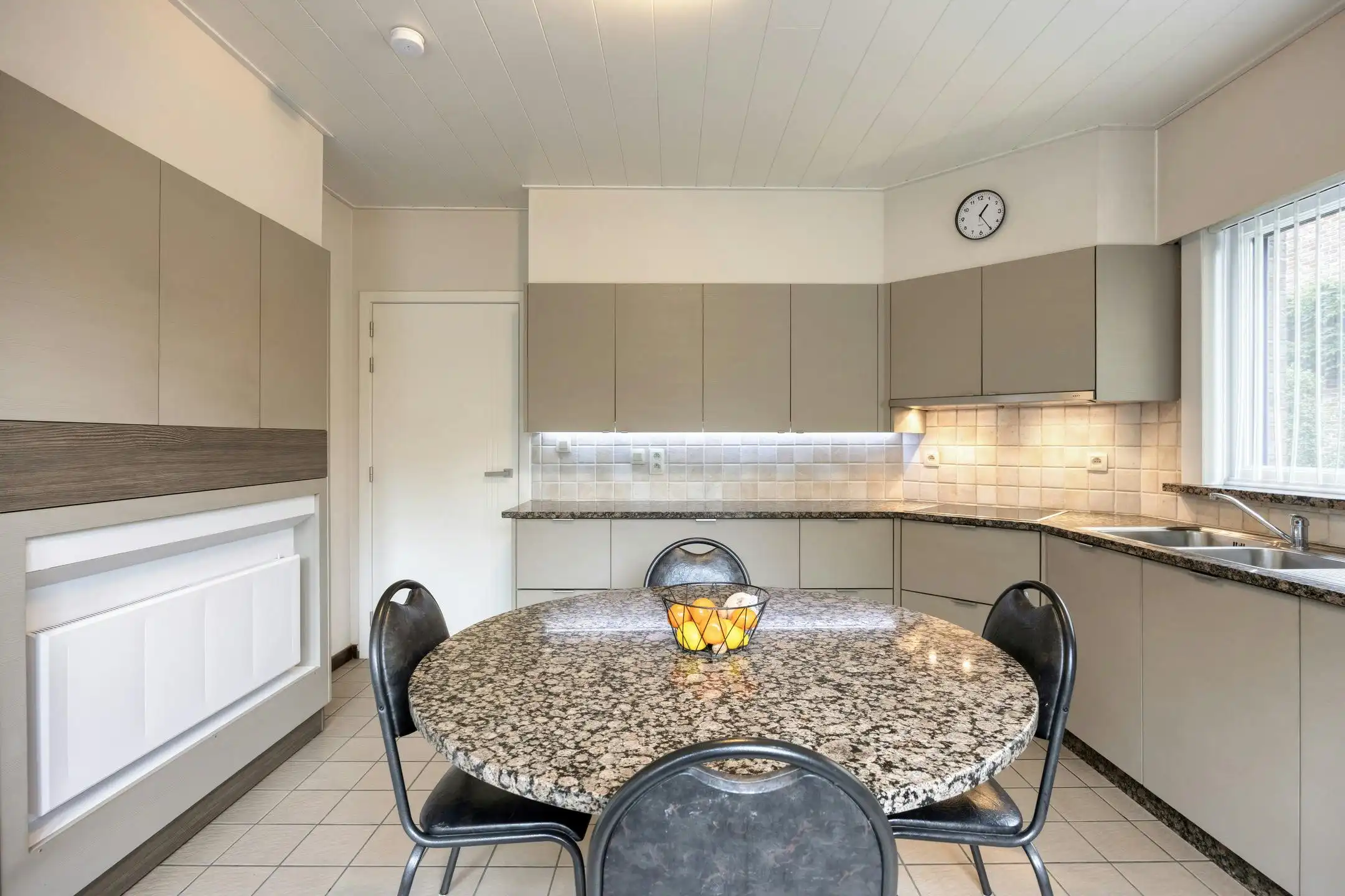 Unieke handelswoning met magazijn in Zomergem foto 7