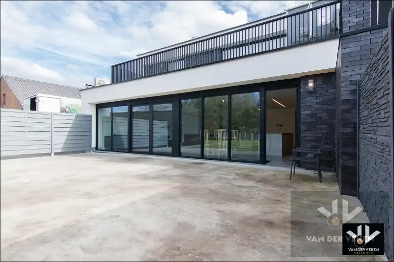 LUXUEUS AFGEWERKT GVL APP MET RIANTE TUIN EN TERRAS foto 7