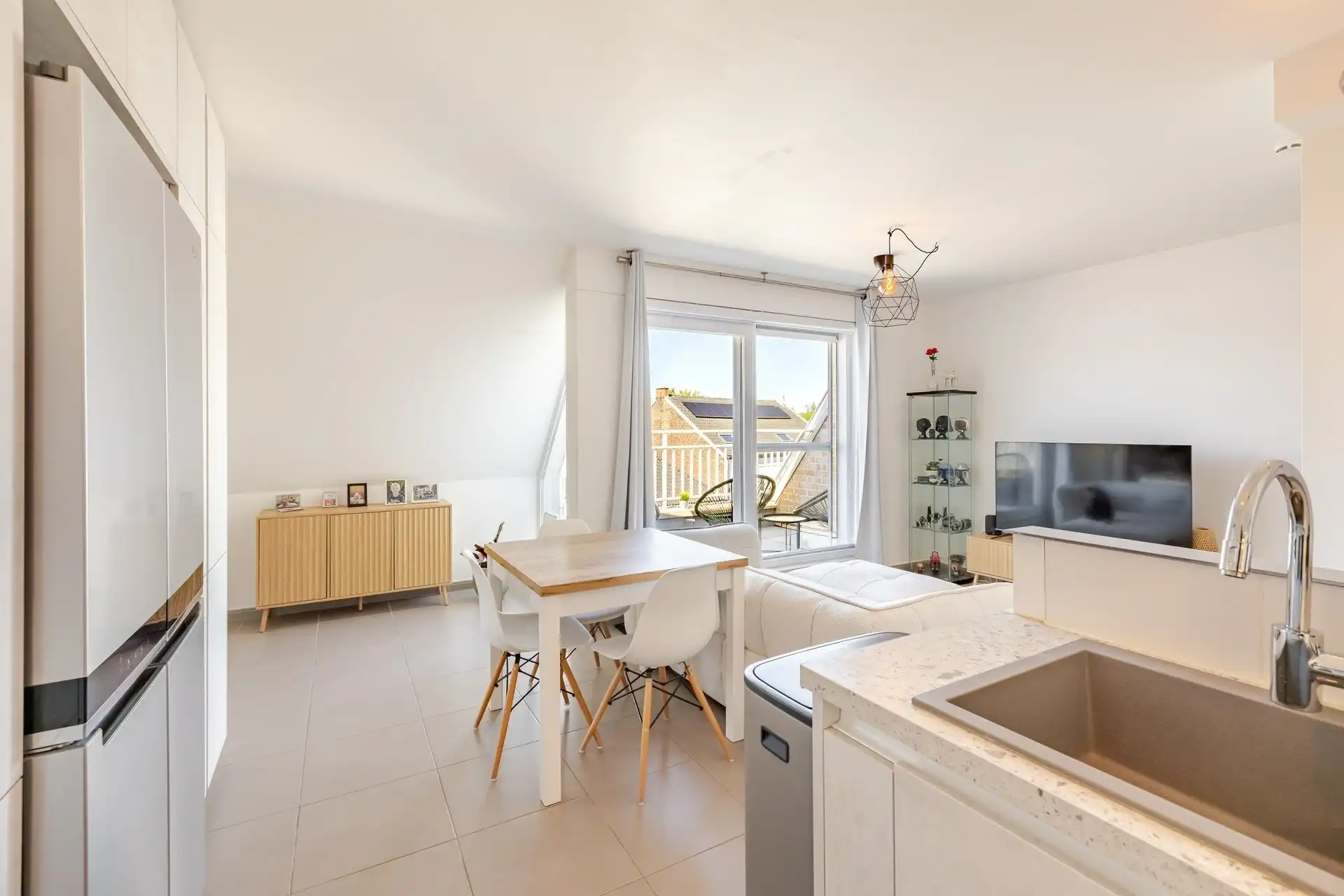 Lichtrijk duplexappartement met 2 SLPK, 2 badkamers & garage foto 8