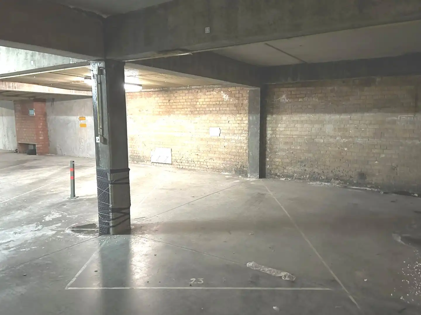 Parking te koop op niveau -1, centraal in de Franslaan te Nieuwpoort-bad. foto {{pictureIndex}}