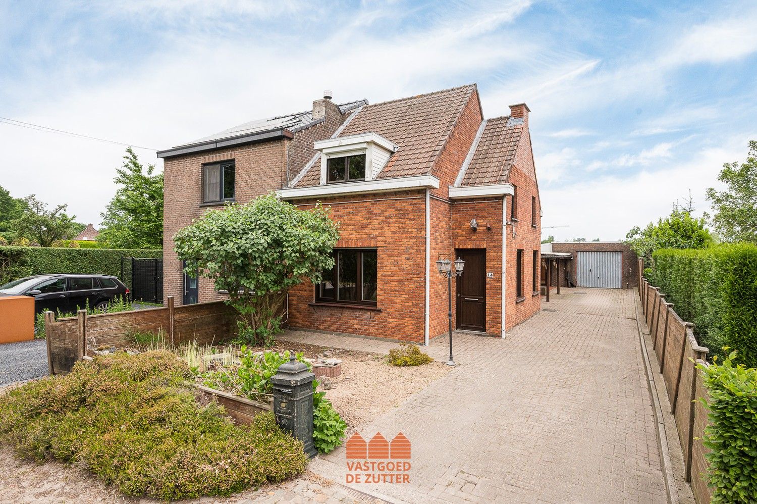 Halfopen bebouwing met 3 slaapkamers en garage op rustige locatie foto {{pictureIndex}}