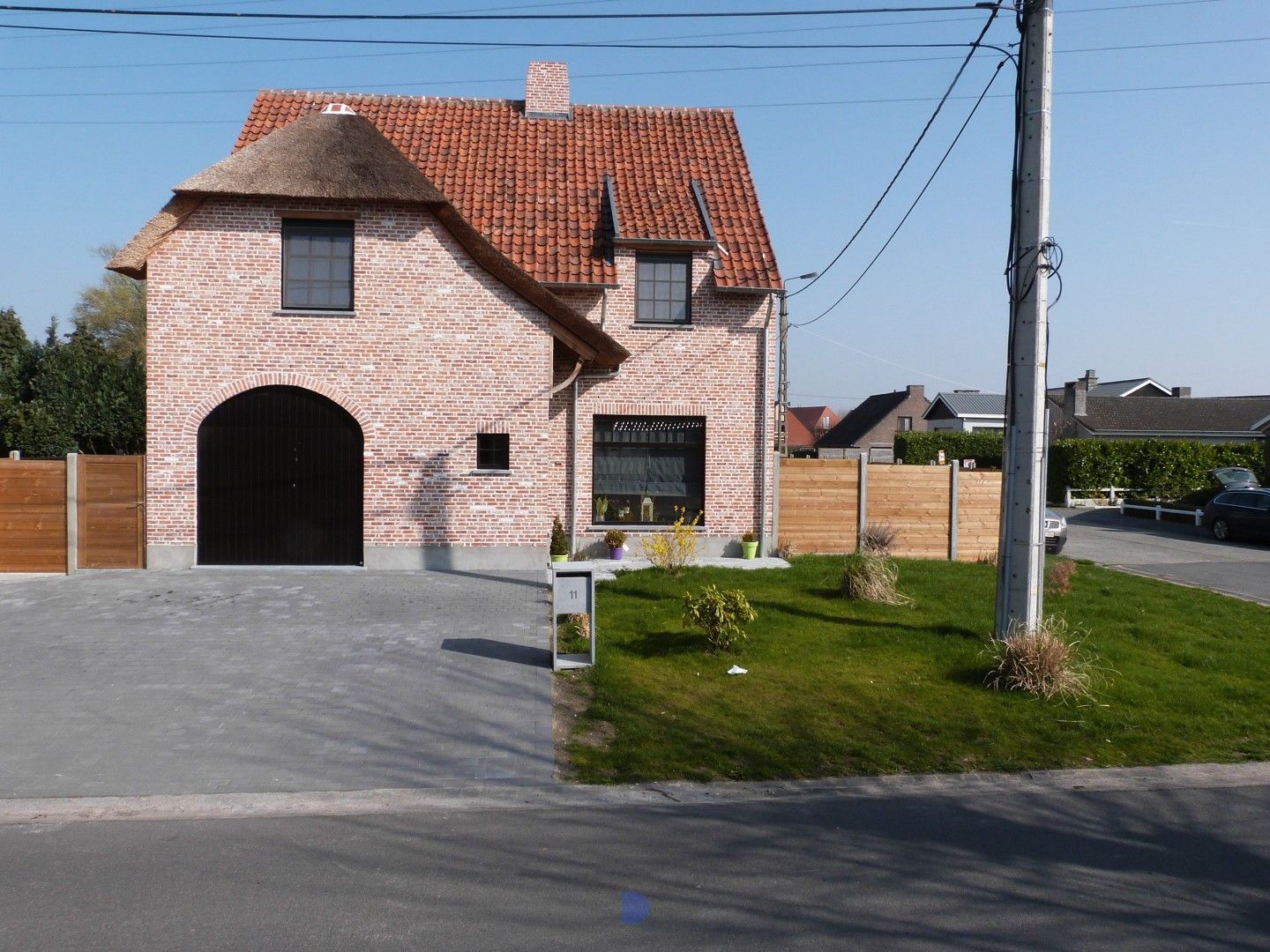 Recente alleenstaande woning met 5 slaapkamers. foto {{pictureIndex}}
