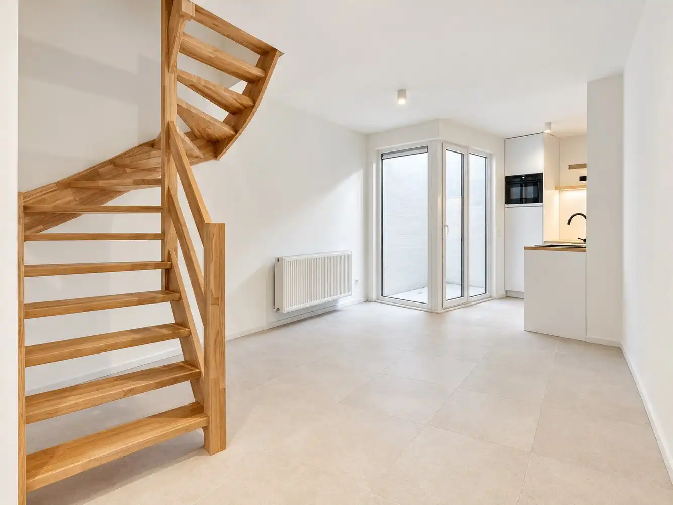 Charmante vernieuwbouwwoning met 3 slaapkamers en koer foto 3