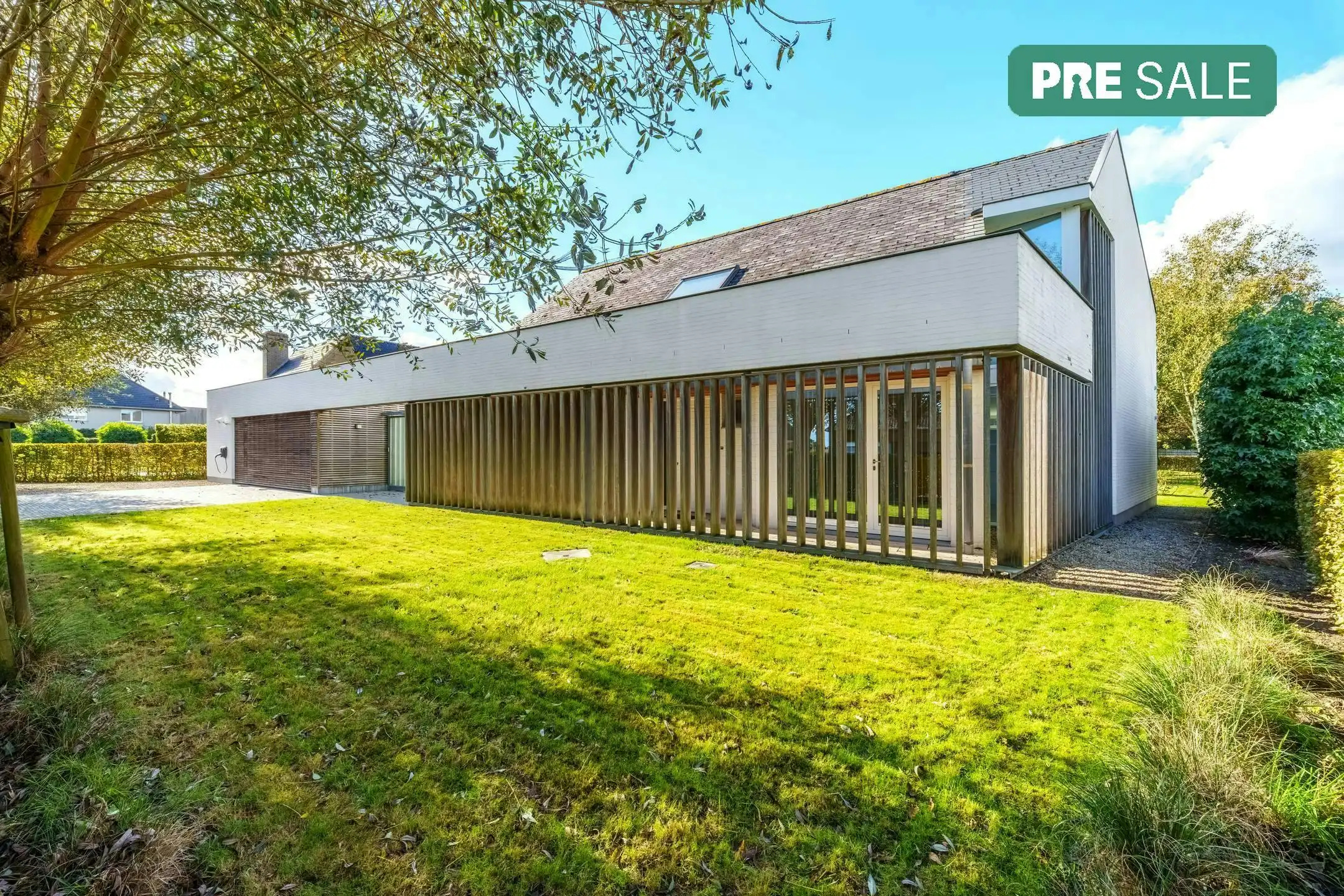 Architecturale villa met prachtige tuin te koop in Torhout foto {{pictureIndex}}