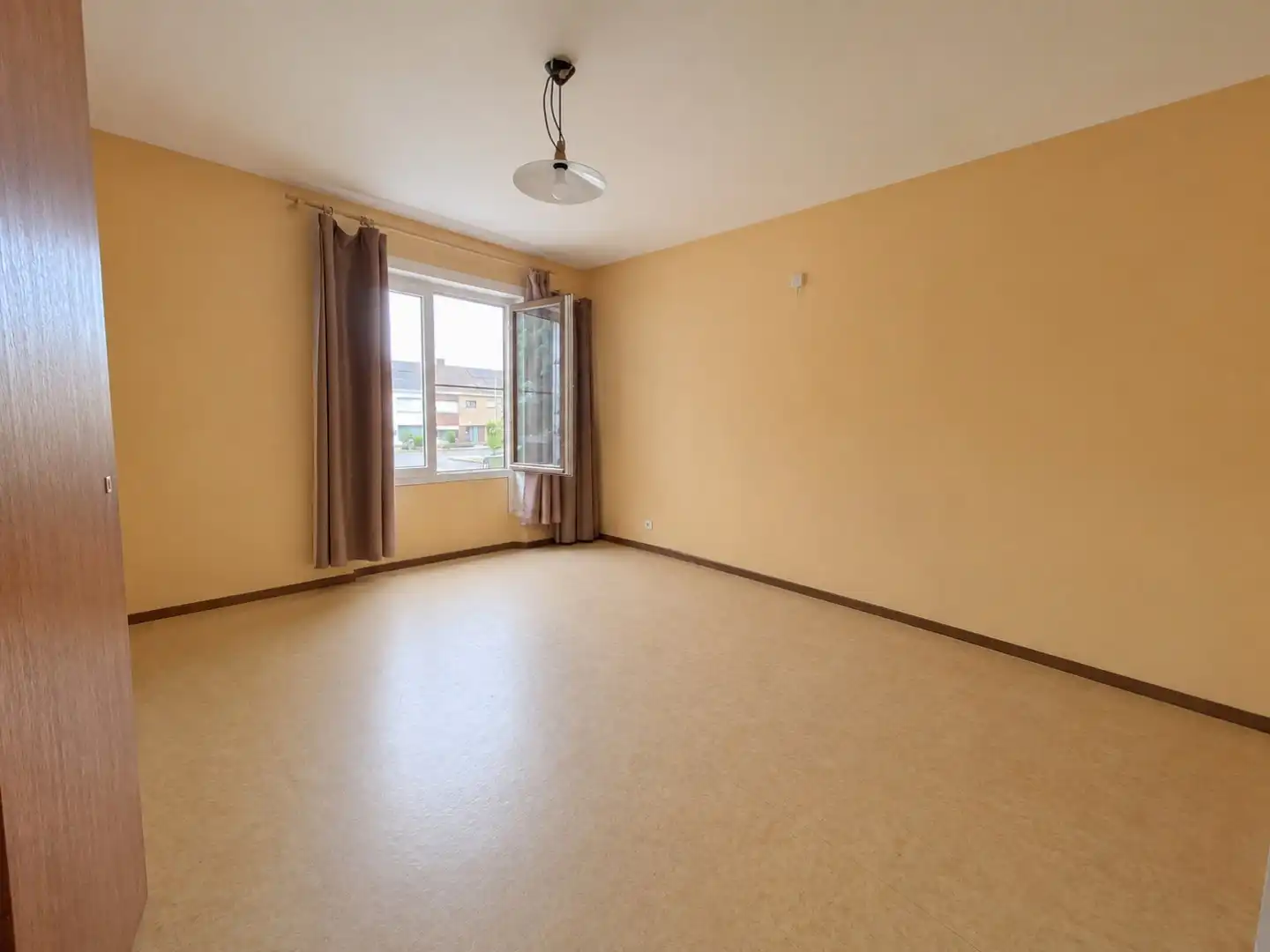 Ruime alleenstaande villa foto 4