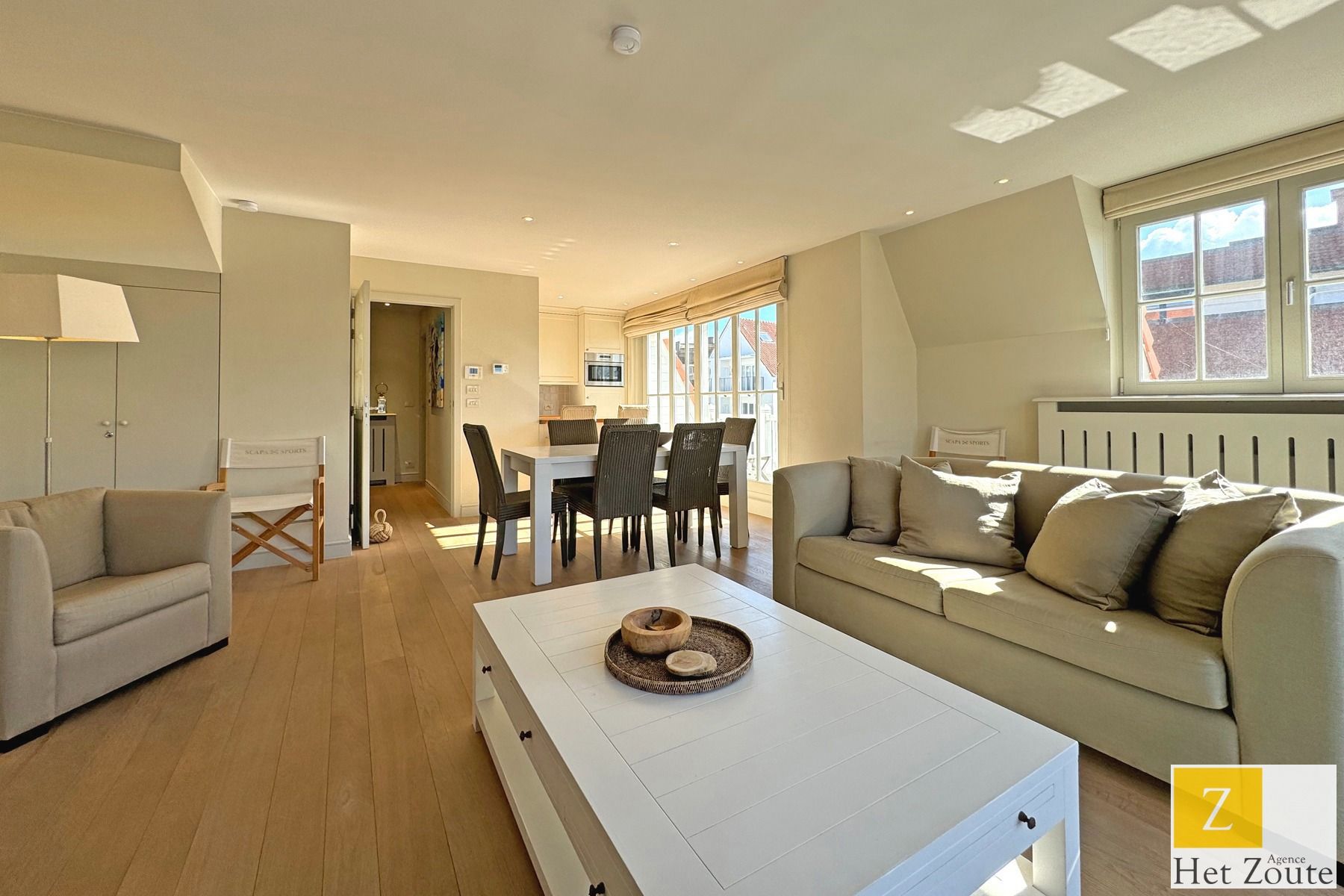 Lichtrijk gemeubeld duplexappartement in Het Zoute - Knokke foto {{pictureIndex}}