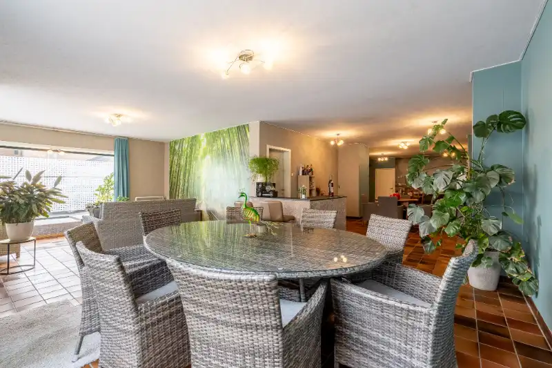 Woning met brede oprit en dubbele garage foto 7