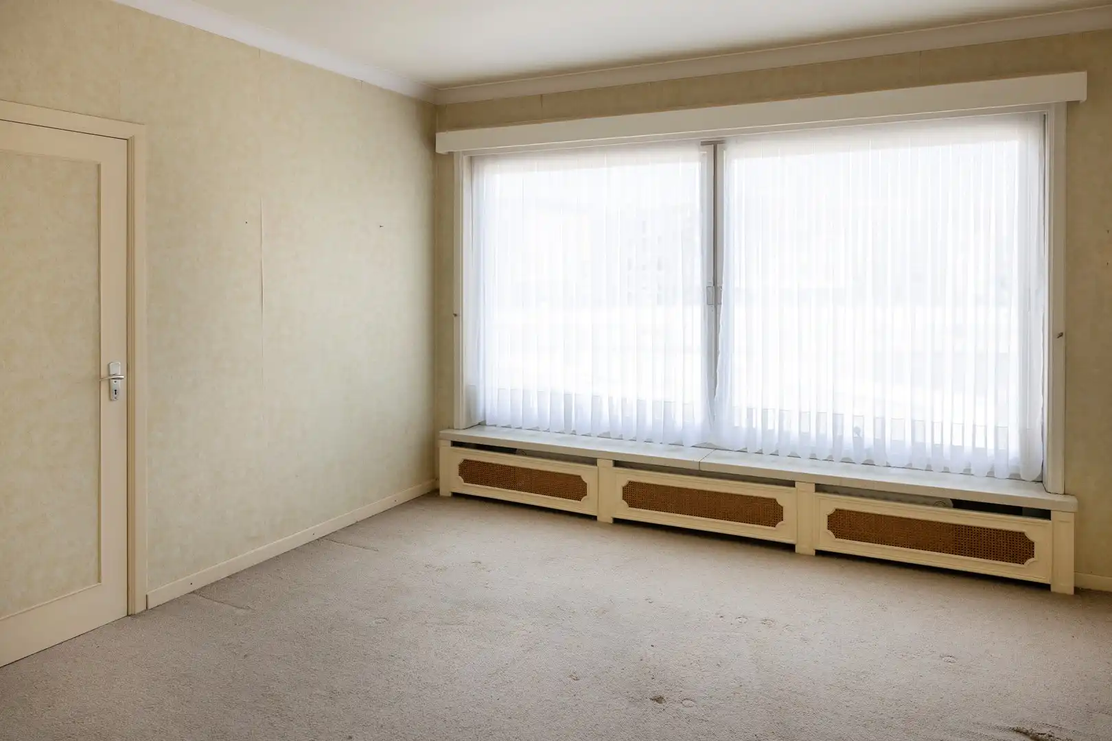 Ruim, te renoveren, appartement met 4 slpks en grote garage. foto 8