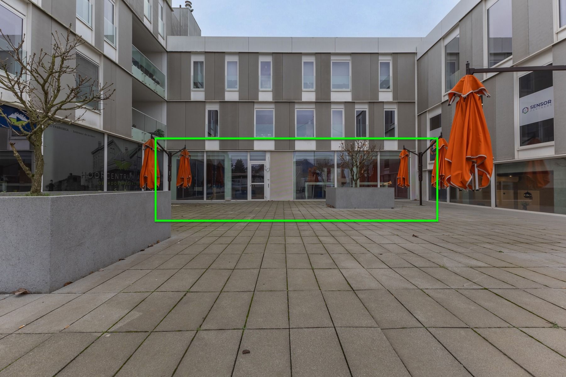 Commercieel gelijkvloers (182 m2) met terras (256 m2) foto {{pictureIndex}}