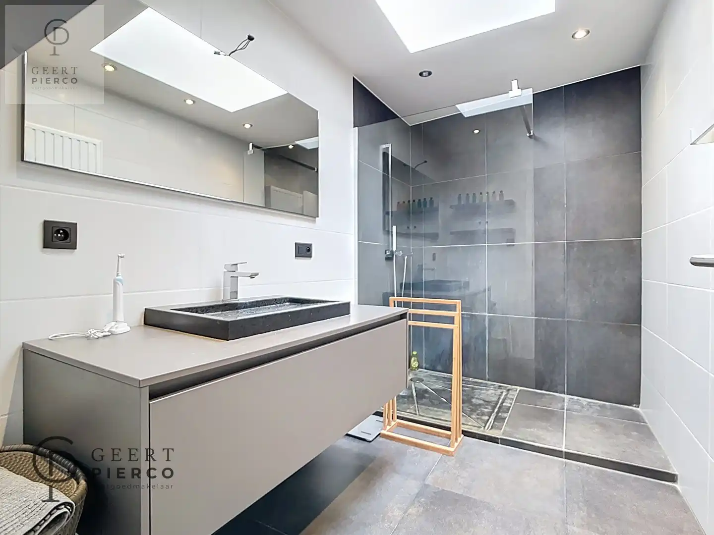 Prachtig nieuwbouwappartement met 2 garages foto 17