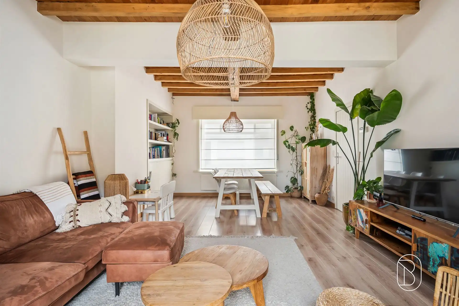 Charmante woning met grote tuin en bijgebouw foto 2