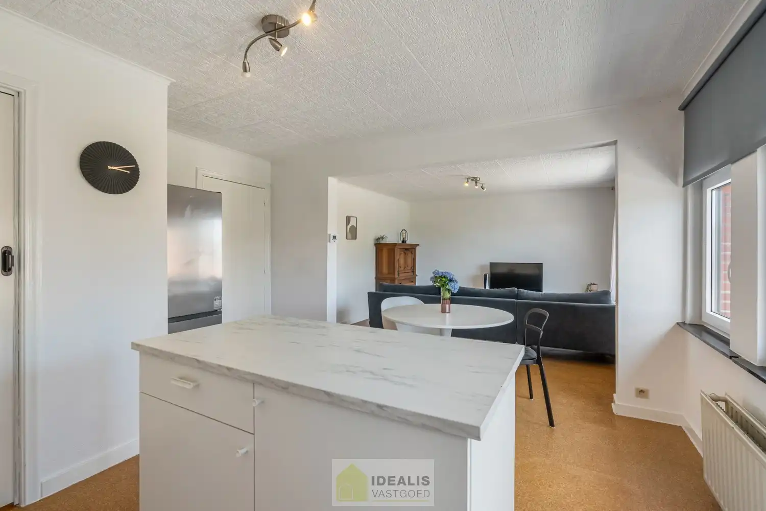 IDEALIS VASTGOED – EENGEZINSWONING MET EEN KNAPPE LEEFRUIMTE MET OPEN HAARD EN AANSLUITEND OPEN MODERNE KEUKEN, EEN HEERLIJKE VERANDA, MOGELIJKHEID TOT 4 SLAAPKAMERS, 2 BADKAMERS, 2 GARAGES EN EEN RUIM WERKHUIS MOMENTEEL INGERICHT ALS LOUNGERUIMTE, VOLLEDIG AANGELEGD MET EEN KNAPPE TUIN OP EEN PERCEEL VAN 8A 65CA! Deze ruime gezinswoning omvat +- 204m² netto bewoonbare oppervlakte met een aangename woonkamer bestaande uit zit-en eetgedeelte, een open moderne keuken, veranda, mogelijkheid tot 4 slaapkamers en 2 badkamers. Momenteel is de woning ingericht als 2 aparte woongelegenheden. Tevens beschikt de woning over een apart garagegebouw bestaande uit 2 garages met achterliggend een werkhuis momenteel ingericht als loungeruimte. Een unieke kans voor kandidaten op zoek naar een ééngezinswoning voorzien van alle faciliteiten op een fijne locatie tussen de centra van Oudsbergen, Bocholt, Bree en Peer! De huidige eigenaar heeft reeds een nieuw dak aangekocht. Dit wordt geplaatst voor de... foto 19
