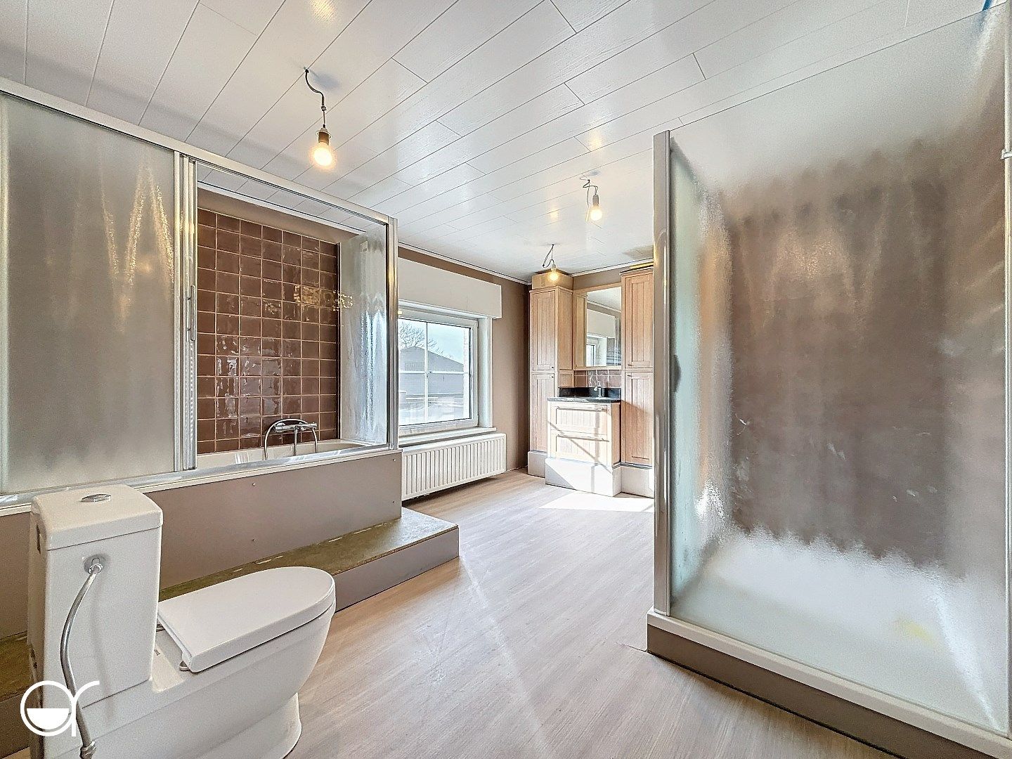 Ruime woning met vier slaapkamers, tuin, garage en mogelijkheid voor zelfstandige activiteit foto 17