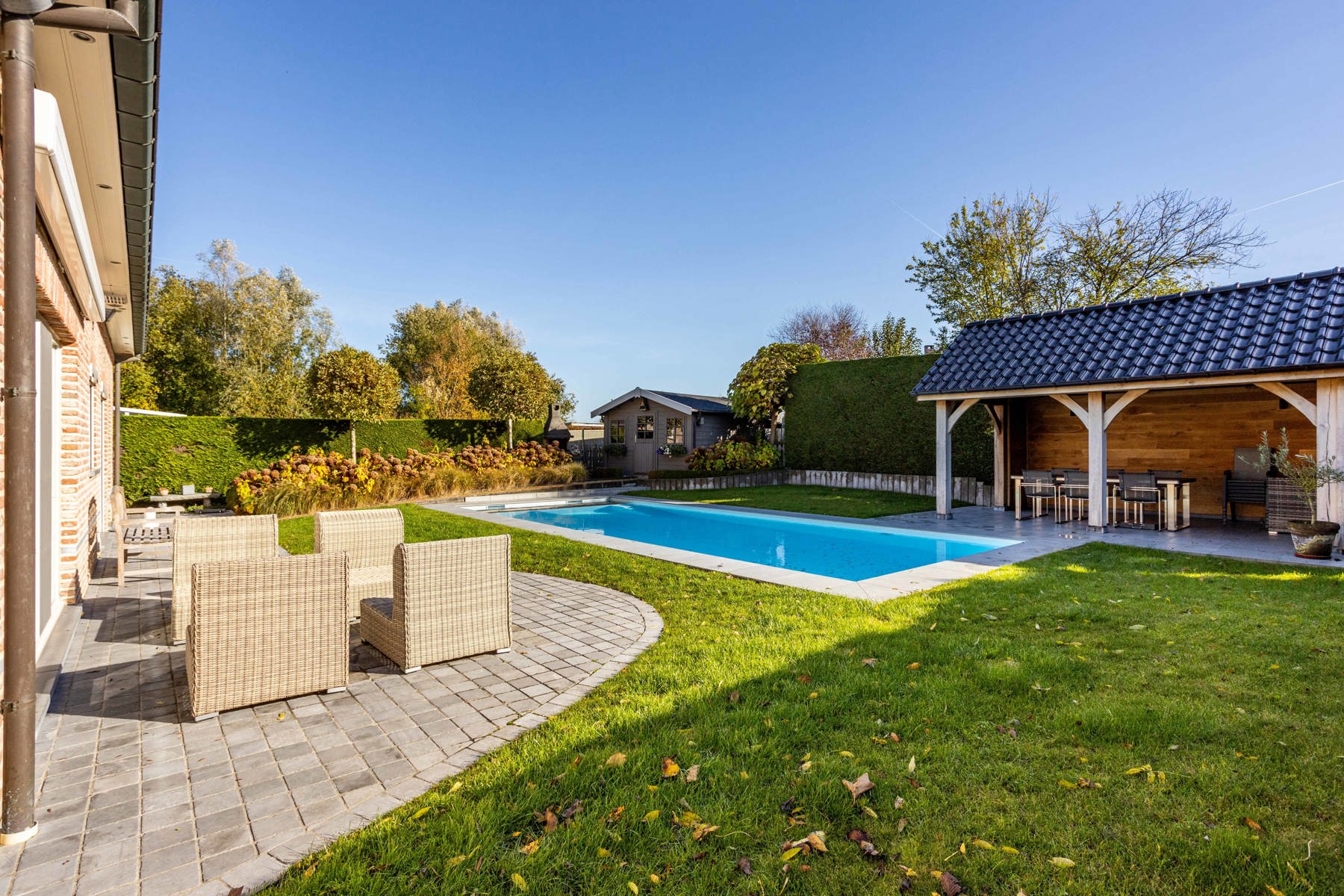 Perfect onderhouden gezinswoning met zwembad in Deux-Acren. foto 24