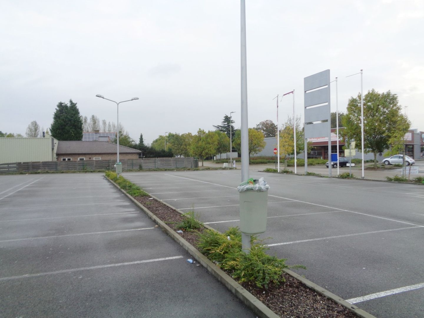 MODERN COMMERCIEEL GEBOUW MET GEMEENSCHAPPELIJKE PARKING foto 2