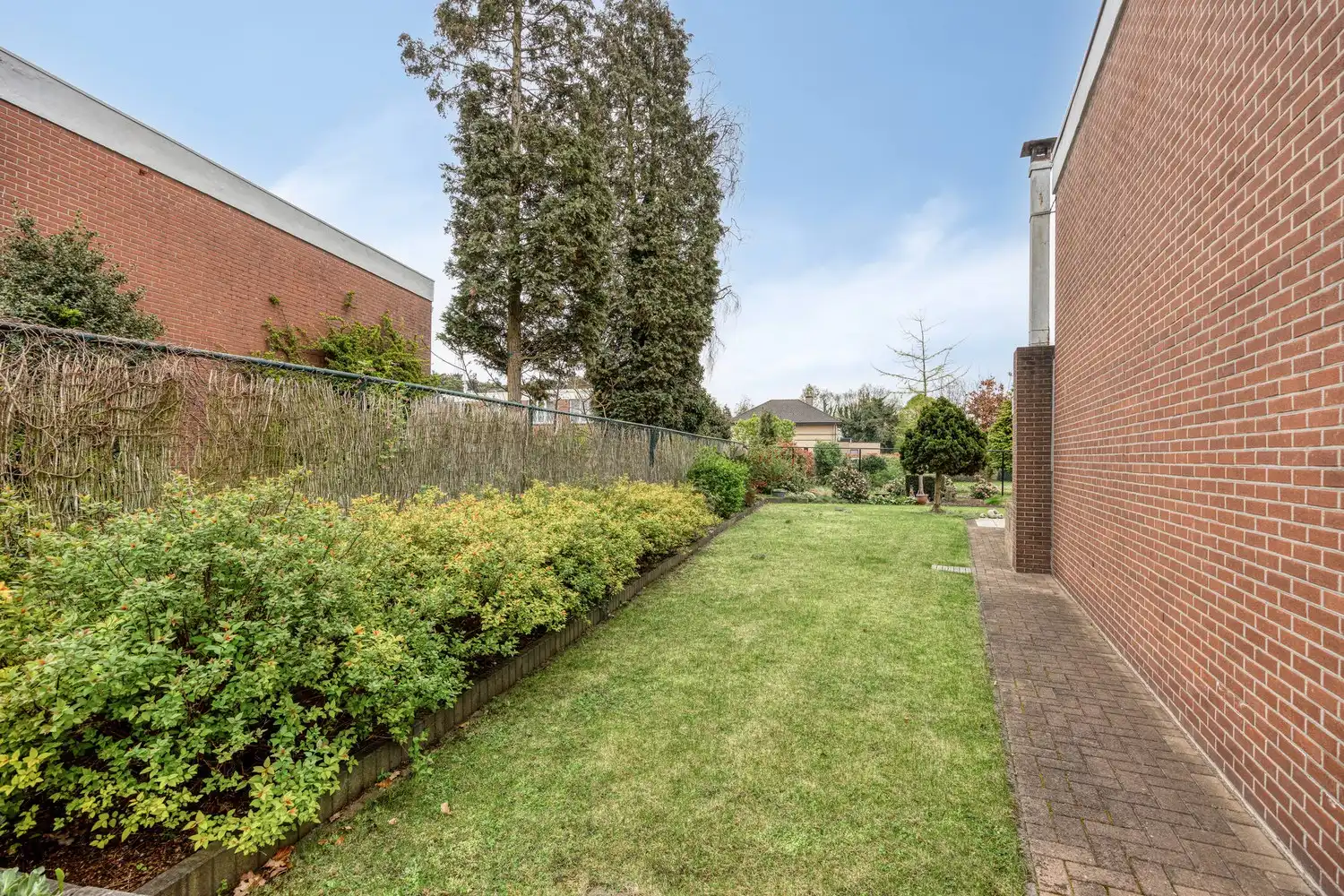Gezinswoning met 4 slaapkamers en aangelegde tuin in doodlopende straat foto 32
