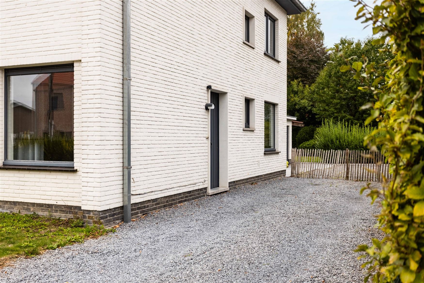 Charmante halfopen woning met tuin en garage te Drongen. foto 3