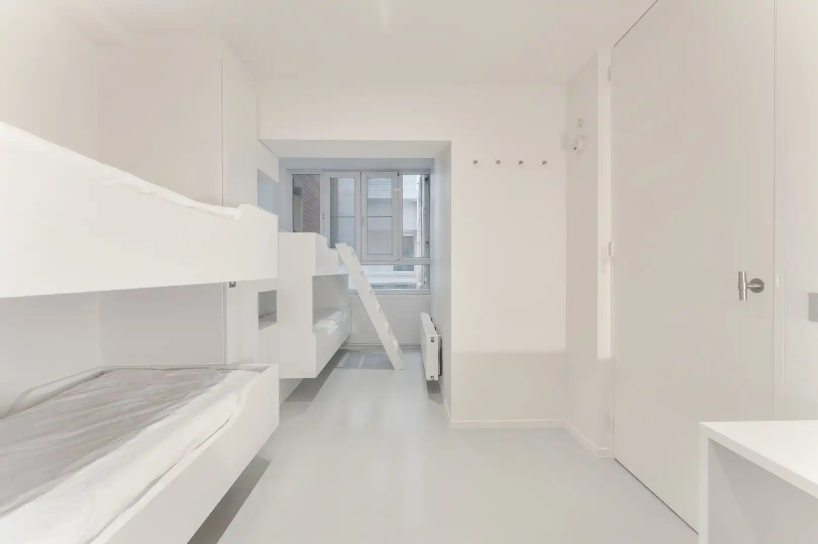 Stijlvol gerenoveerd hoekappartement met loftgevoel, ideaal gelegen aan de Dumortierlaan nabij de Zeedijk foto 14