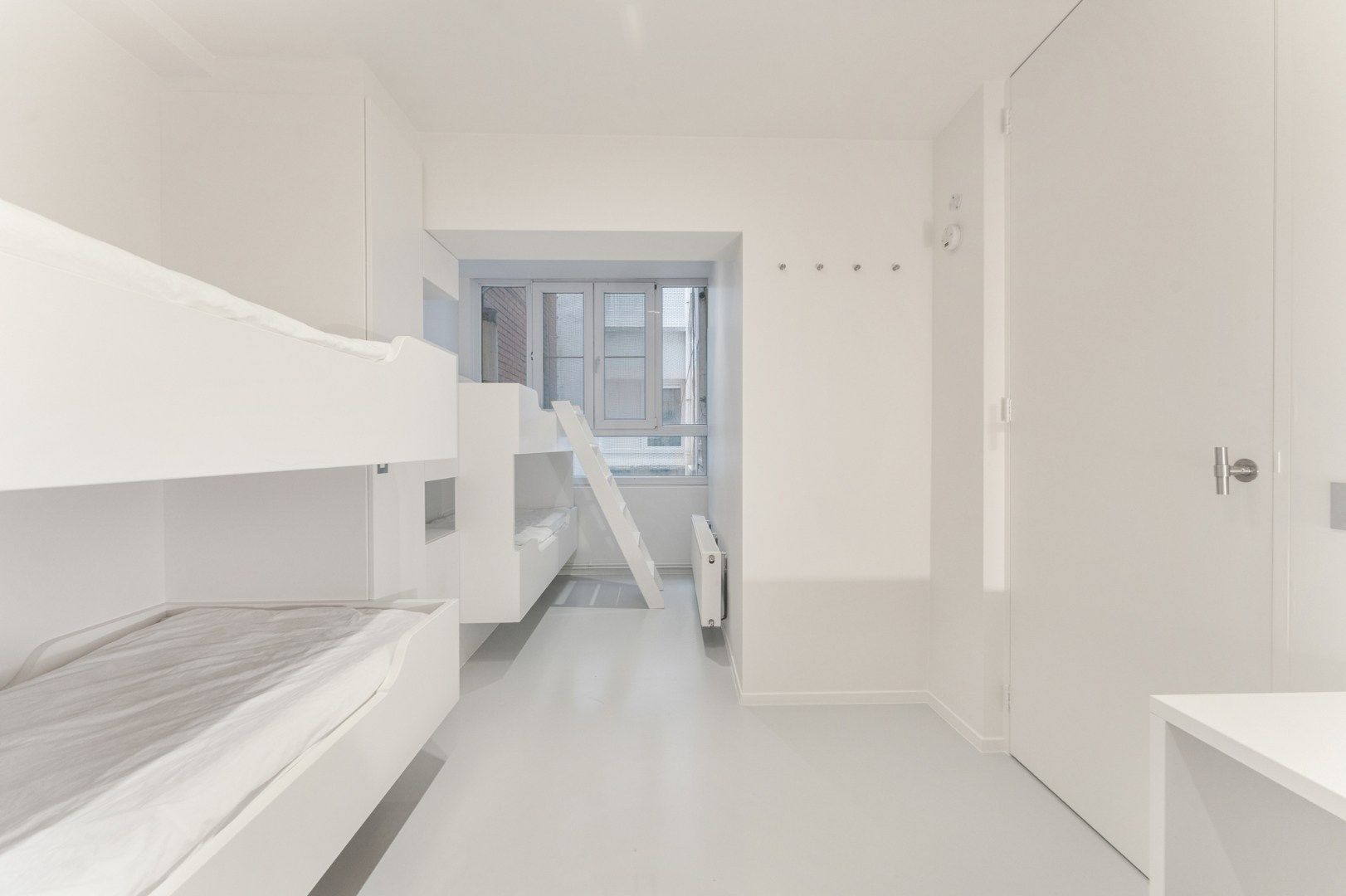 Stijlvol gerenoveerd hoekappartement met loftgevoel, ideaal gelegen aan de Dumortierlaan nabij de Zeedijk foto 14