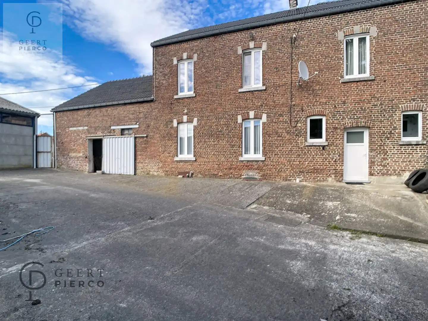 Ruime woning met binnenkoer, stallingen en tuin vlakbij oprit van E40. foto 20