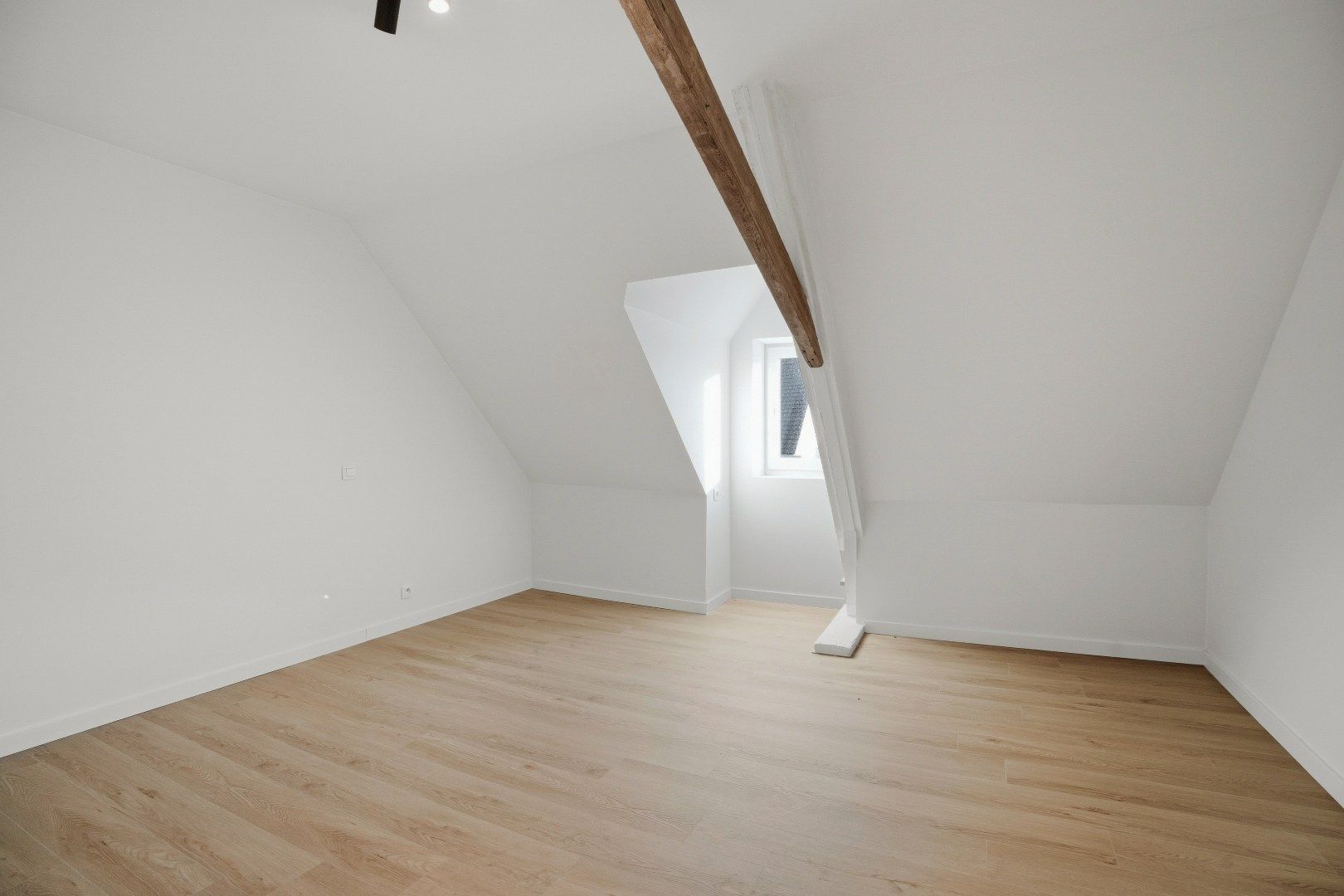 Grote woning, voorzien van vier kamers, twee badkamers, een uitweg,... foto 24