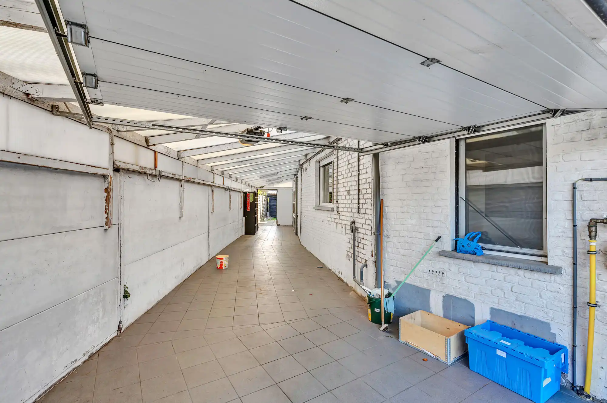 Te renoveren halfopen woning met ruime garage en grote tuin foto 15