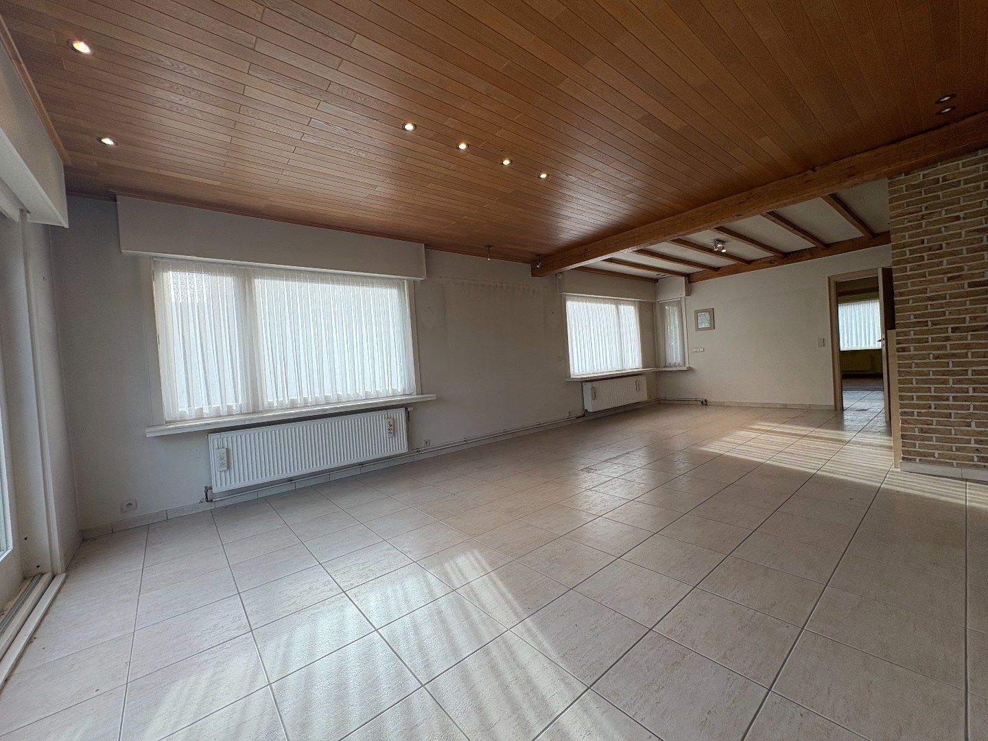 Ruime en goed onderhouden bungalow met zonnige tuin– Elverdinge dorpskern. Opp: 884m². foto 7