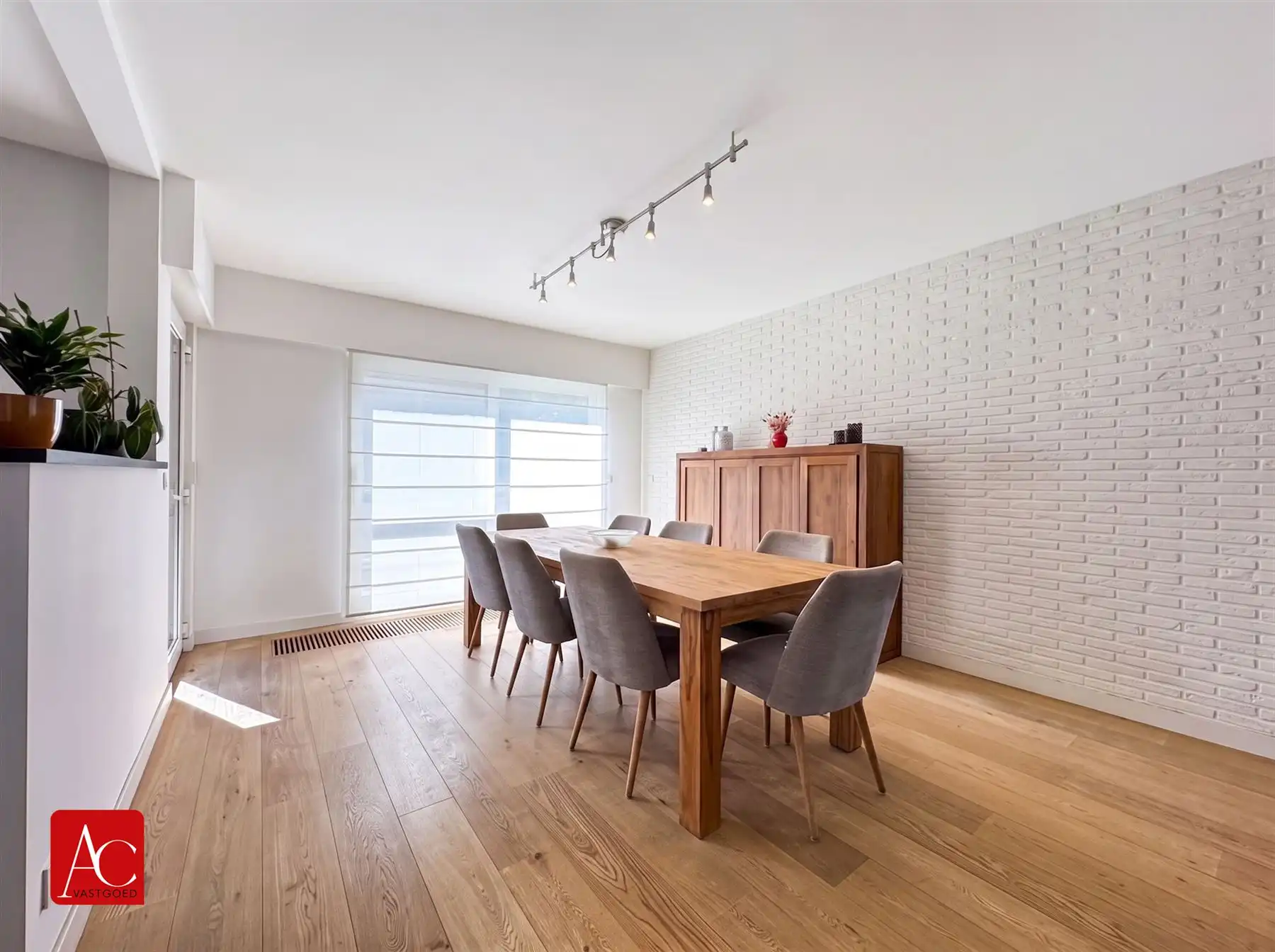 Vrijstaande woning met zwembad in rustige wijk foto 12