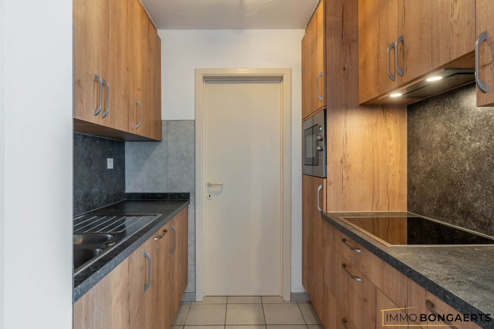 Gelijkvloersappartement met 1 slaapkamer en garage. foto 2