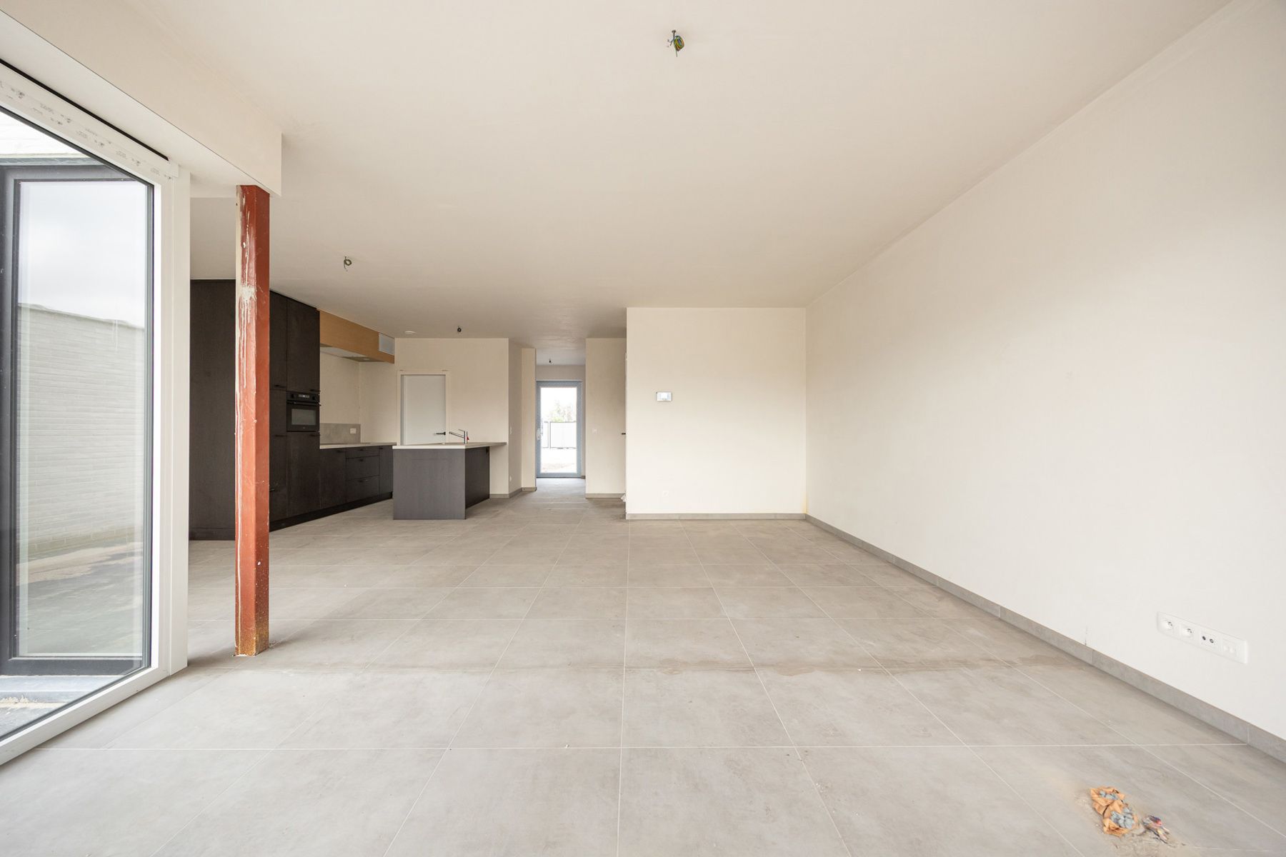Woning met 3 slaapkamers en carport/fietsenberging op perceel van ca 366m² foto 6