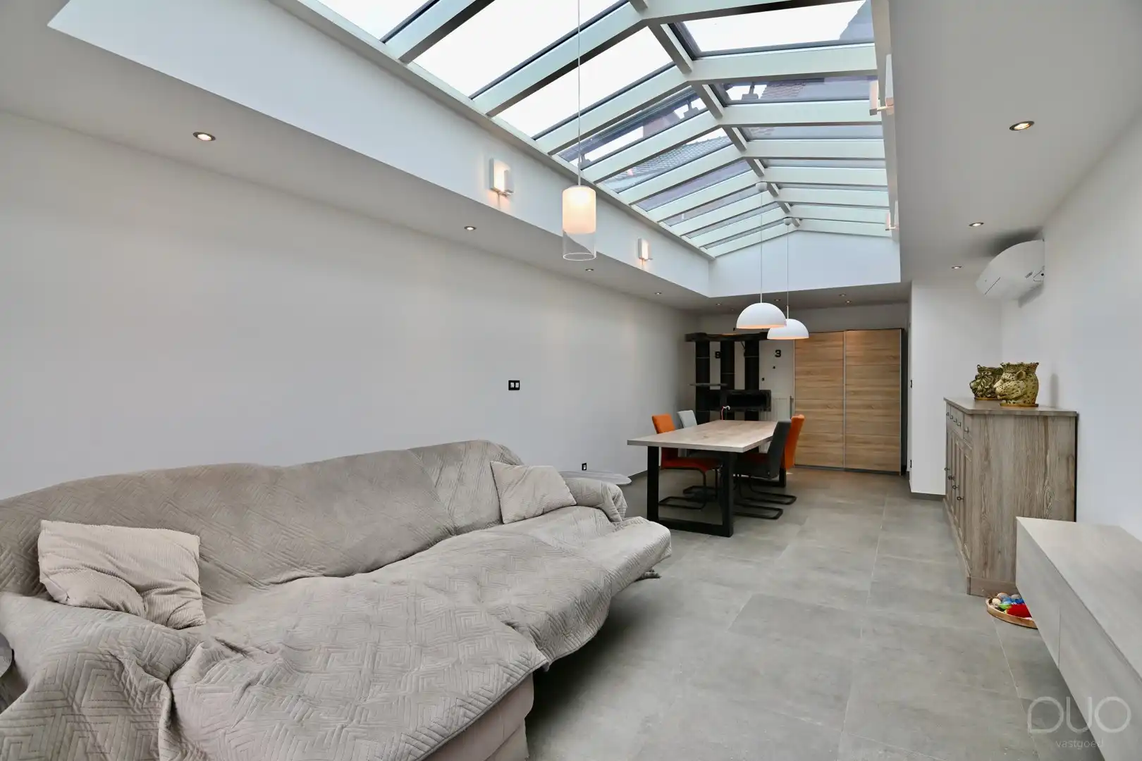 Kwalitatief gerenoveerde gezinswoning met 4 slaapkamers in centrum Nieuwerkerken foto 4