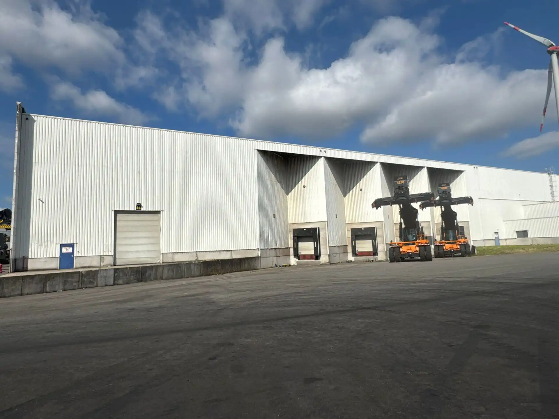Ca. 8.625m² en 8.625m² magazijnruimten, met los- en laadkades, te huur langs de Noorderlaan.   foto 2