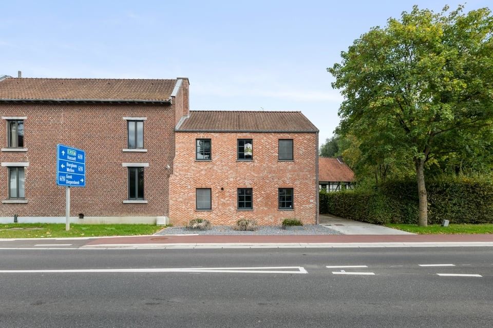 INSTAPKLAAR APPARTEMENT MET 2 SLKS, 2 AUTOSTAANPLAATSEN EN GEMEENSCHAPPELJKE TUIN OP TOPLOCATIE foto 3