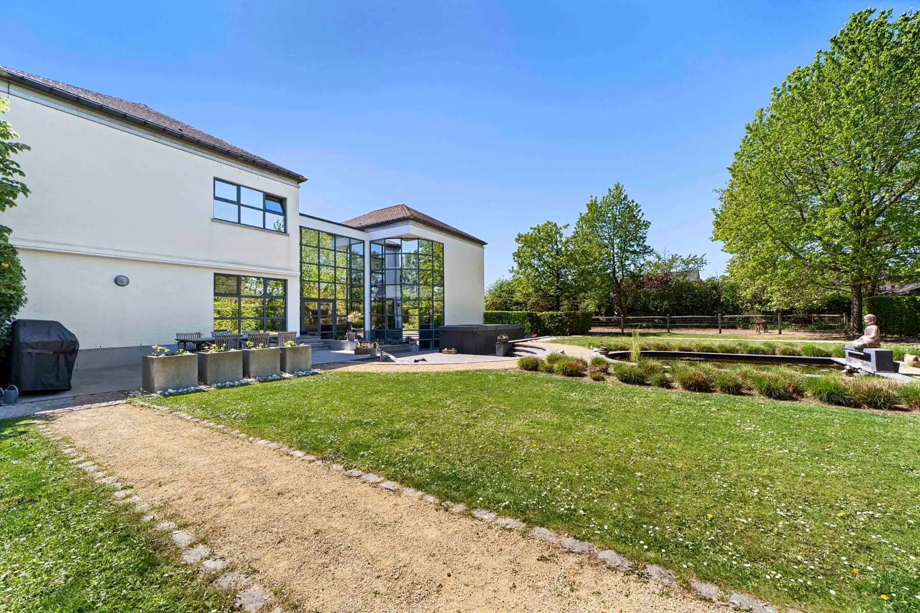 MODERNE VILLA MET 5 SLAAPKAMERS EN ONDERHOUDSVRIENDELIJKE TUIN foto 48