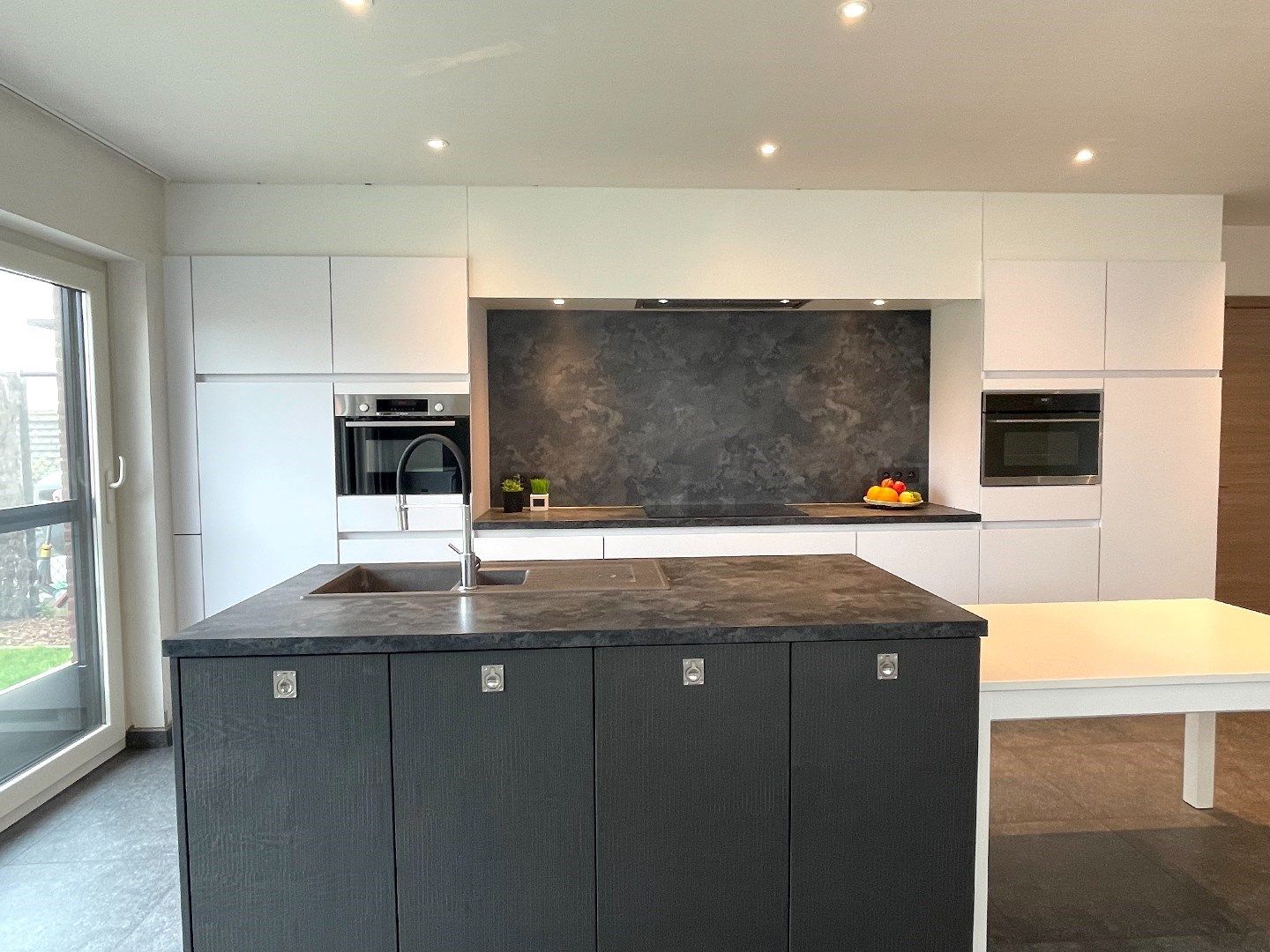 Recente woning met 3 slaapkamers, leuke tuin en staanplaats! foto 9