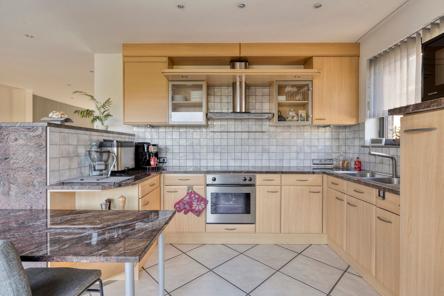 Ruime woning met 4 slaapkamers, garage en tuin foto 11