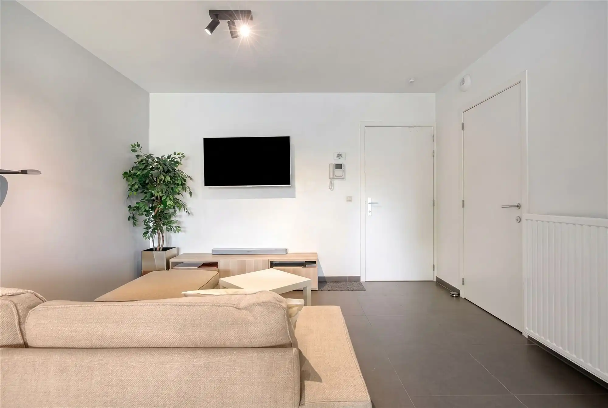 Hoogwaardig afgewerkt gelijkvloers appartement met terras foto 8