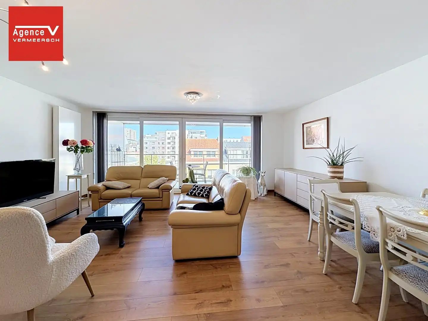 Lichtrijk woonappartement met ruim terras vlak bij zee.  foto 5