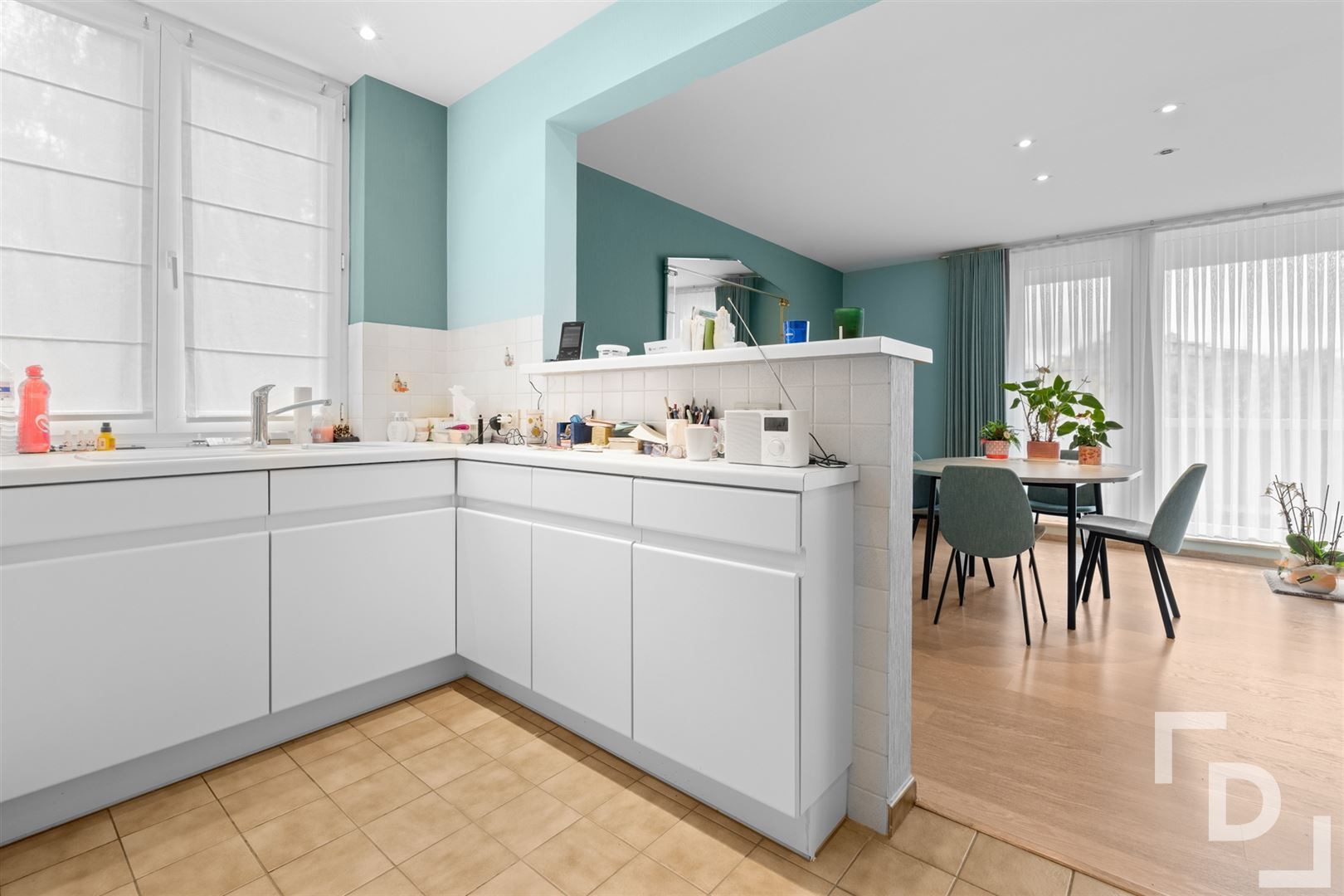 Ruim appartement met 3 slaapkamers en garage te koop in centrum Ieper. foto 5