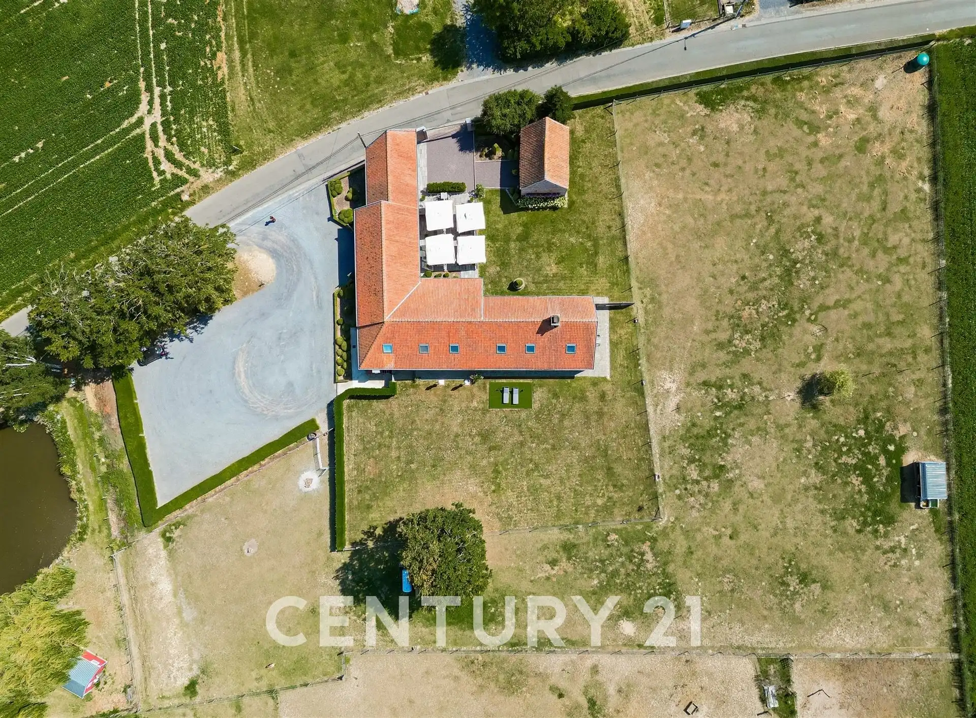 Handelspand mét instapklare villa én ruime parking foto {{pictureIndex}}