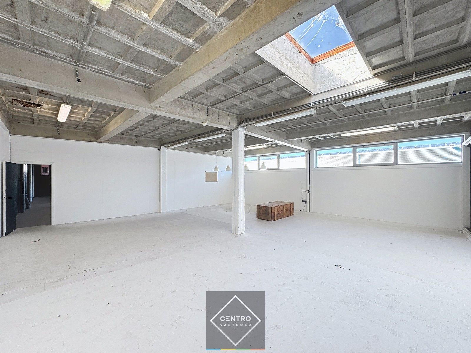 Instapklare POLYVALENTE RUIMTE (magazijn, atelier, kantoor, toonzaal) op EERSTE VERDIEPING op een boogscheut van Brugge (Centrum). foto 6