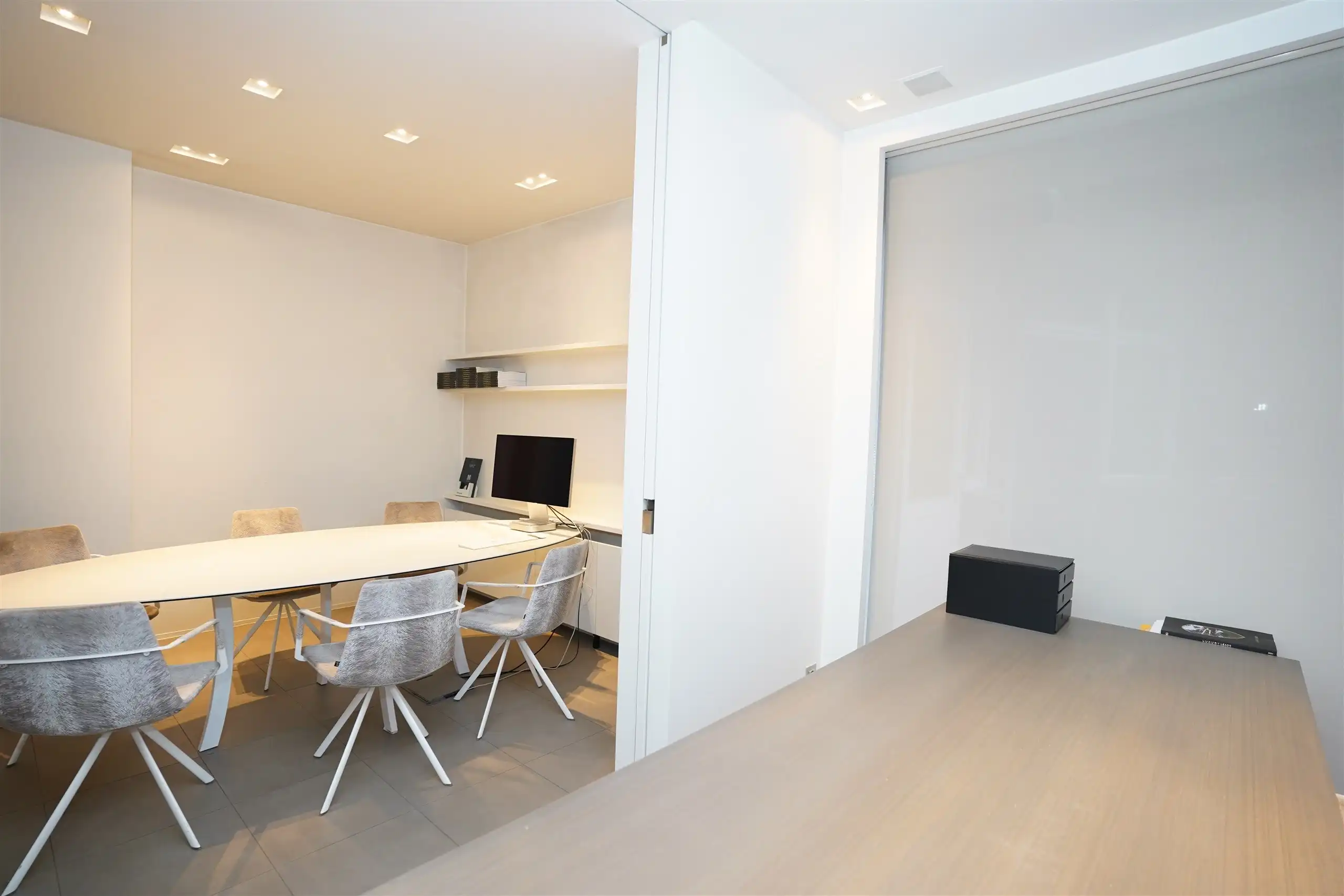 Instapklaar bureel tussen Grote Markt & Conservatoriumplein foto 12