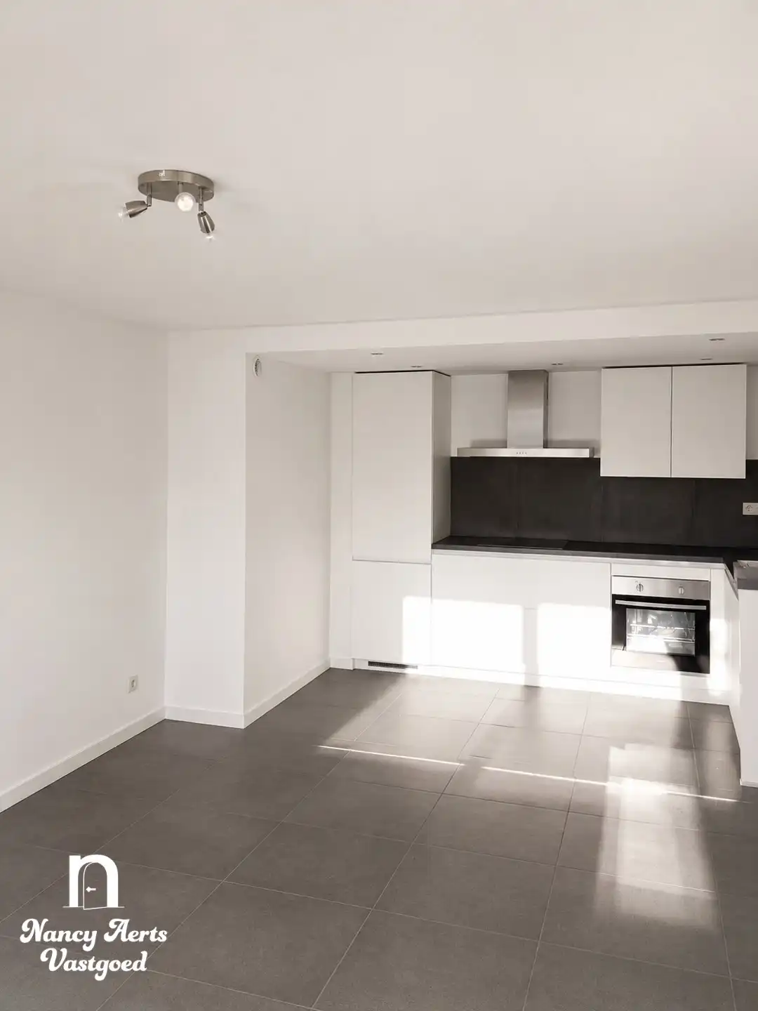 Instapklaar appartement met garage op centrale ligging foto 3