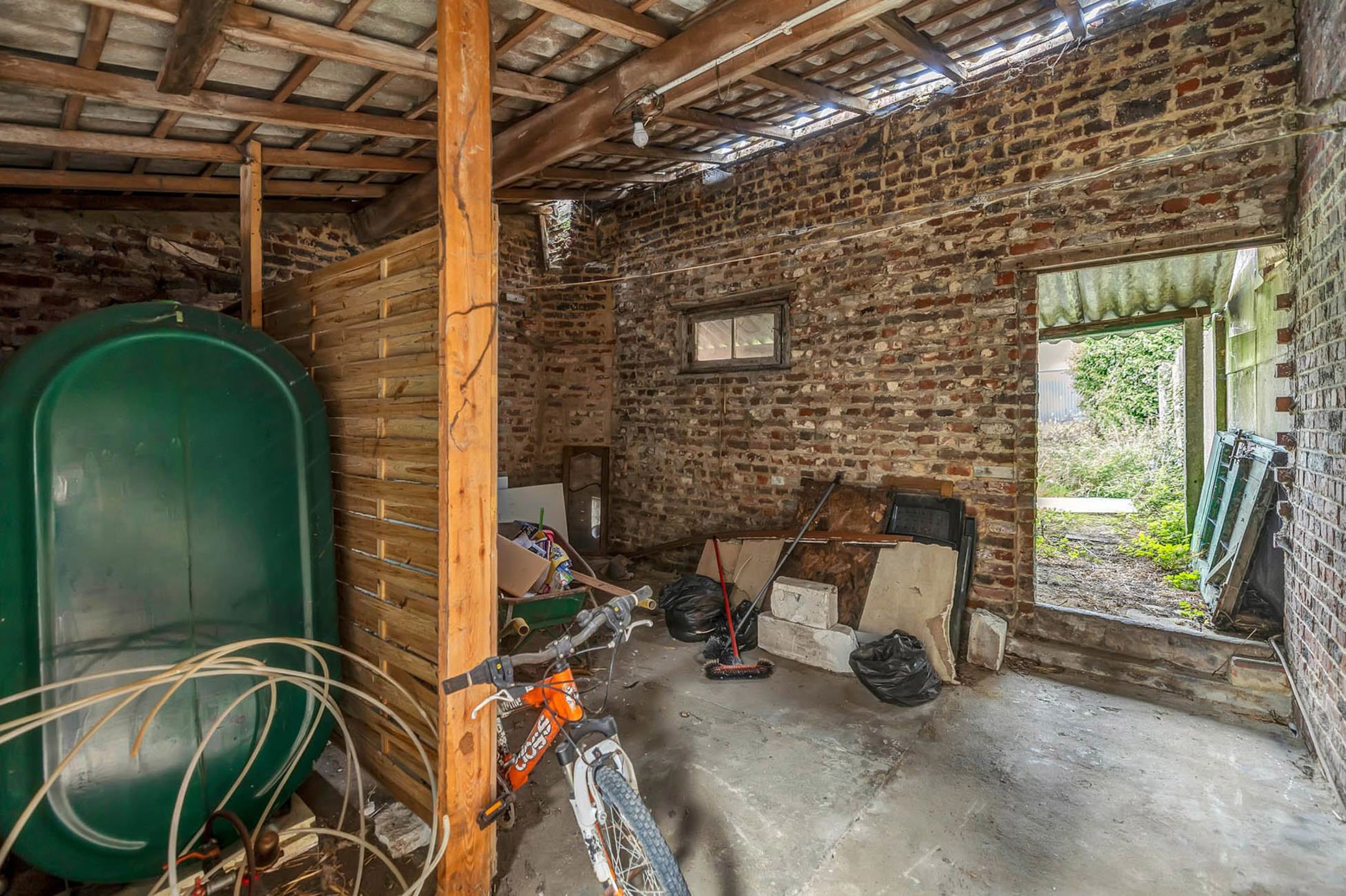 Te renoveren woning met tuin foto 11