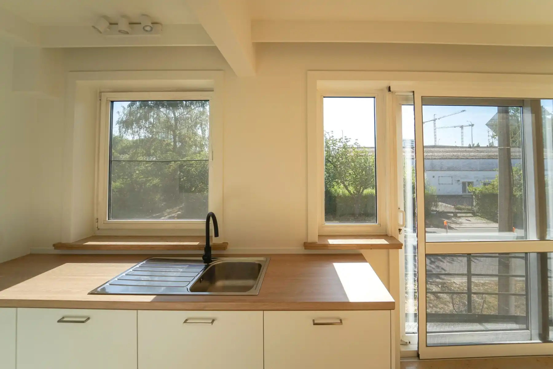 Gerenoveerd 2-slpk appartement met ruim terras! foto 4
