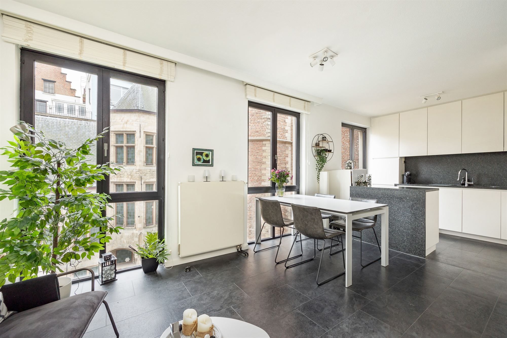 Triplex app met 2-3 slpks in historisch centrum Antwerpen foto {{pictureIndex}}