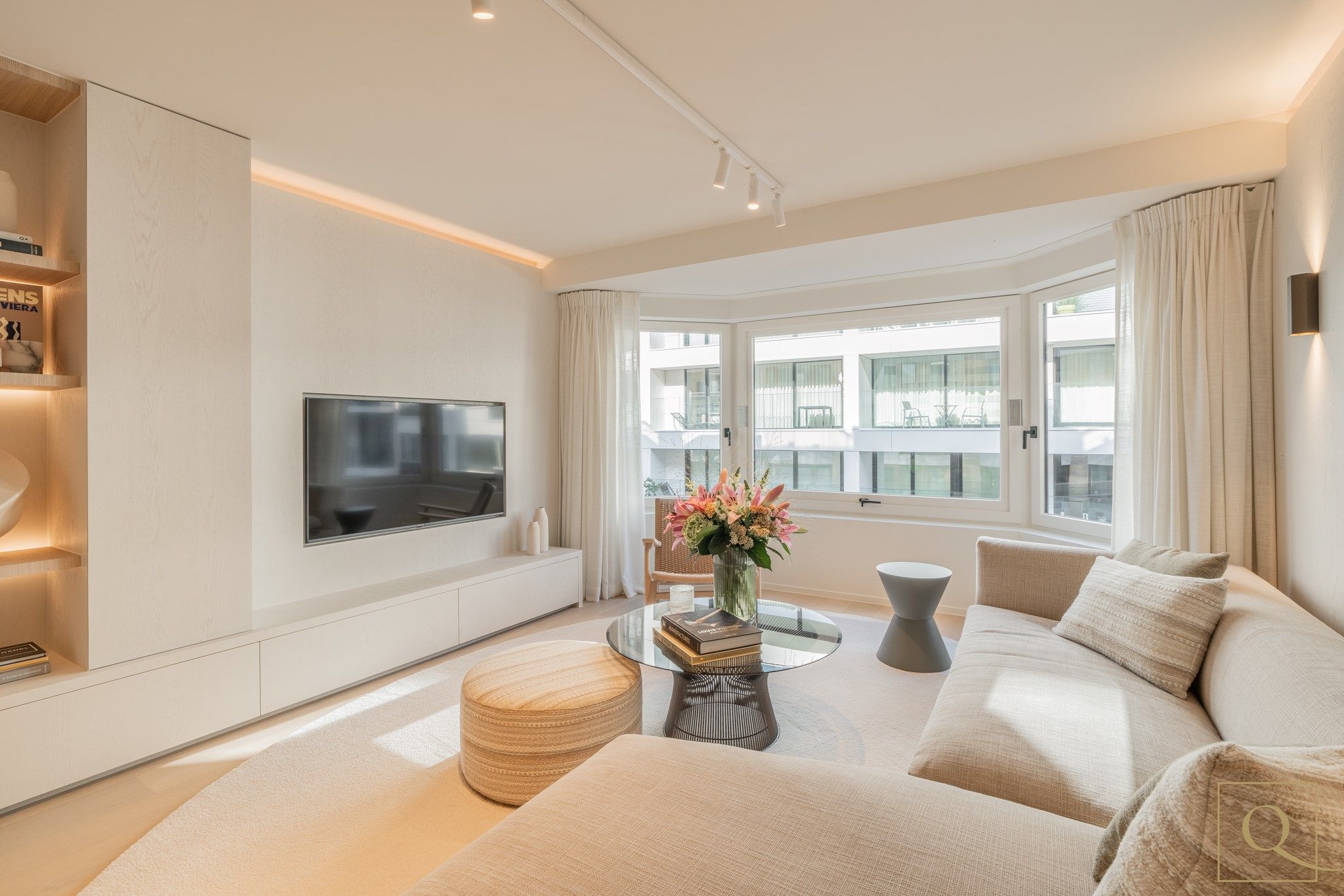 Zeer luxueus gerenoveerd appartement met oog voor detail genietend van zijdelings zeezicht. Ideaal gelegen nabij het Lichttorenplein en de Kustlaan. foto 3